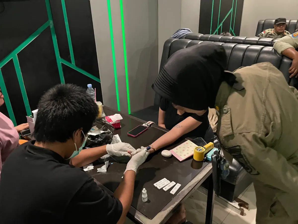 Operasi Gabungan Sumbawa Tegakkan Kamtibmas dengan Razia Kios dan Tes Urine di Tempat Hiburan