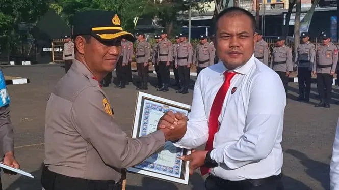 Penghargaan untuk Kasat Reskrim Polres Sampang atas Pengungkapan Kasus Pemerkosaan Remaja
