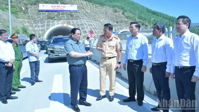 PM Pham Minh Chinh Tinjau Proyek Transportasi Strategis di Wilayah Tengah