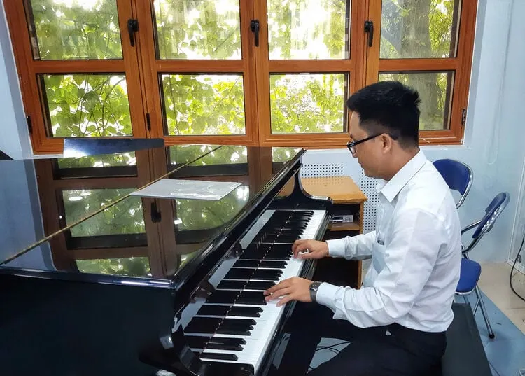 Harmoni Puisi dan Musik: Karya Emosional Cao Thanh Chan