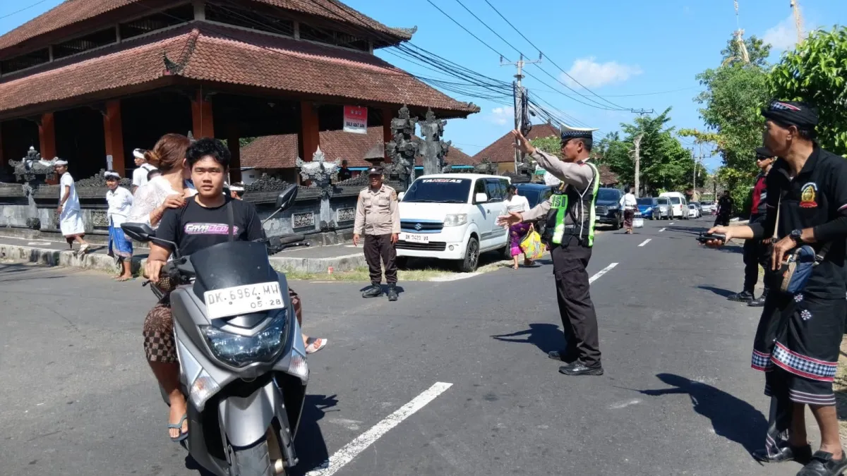 Polsek Banjarangkan Amankan Pujawali di Pura Kawitan Pasek Gelgel