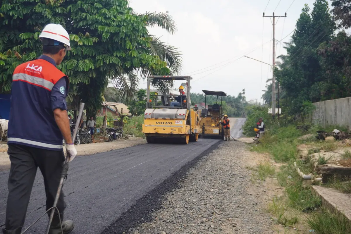 Setelah 15 Tahun, Jalan Poros Koto Gadang Dharmasraya Kembali Diaspal