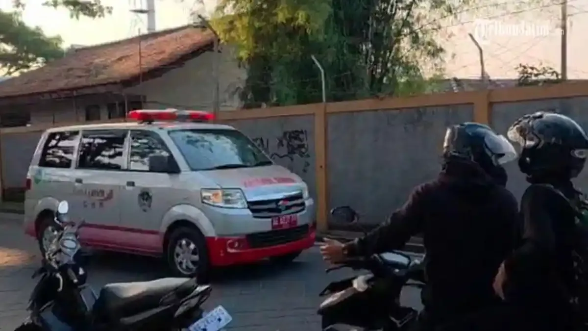 Ambulans Diduga Bawa Jenazah Korban Ledakan Gupusmu II Keluar dari RSUD Caruban