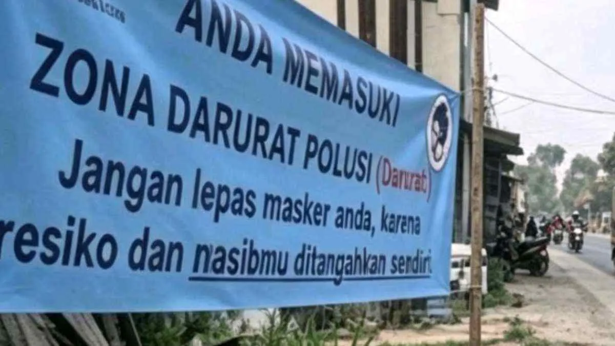 Warga Cipatat Pasang Spanduk Protes Polusi Pasca Kunjungan Gubernur