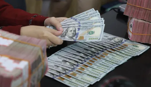 Rupiah Dekati Rp18.000 per Dolar AS akibat Konflik Timur Tengah dan Lonjakan Harga Minyak