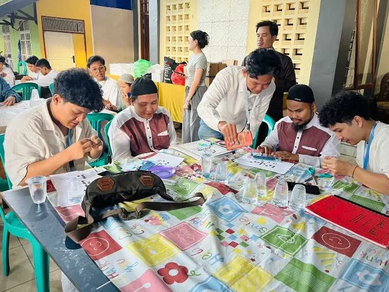 Relawan Gen Z Pontianak Ajak Tunanetra Belajar Huruf Braille Sambil Ngabuburit