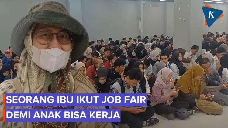 Ibu Berburu Lowongan di Job Fair untuk Anak