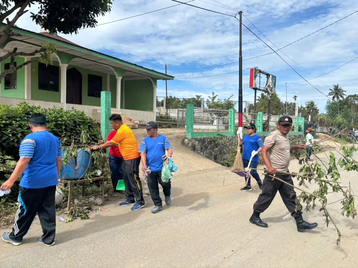 Polsek Kutabuluh Gelar Gotong Royong Bersama Masyarakat di Desa Si Abang Abang