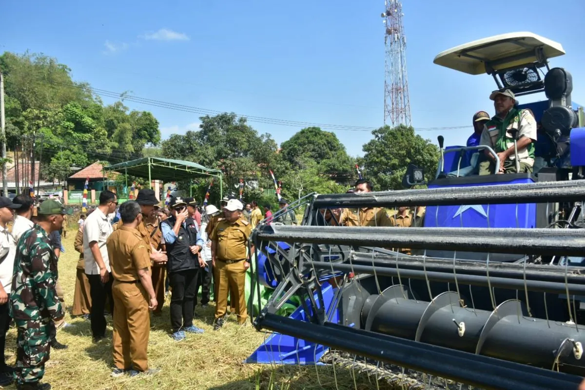 Sumedang Tingkatkan Ketahanan Pangan Lewat Penyaluran Alsintan