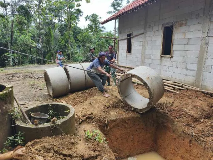 Satgas TMMD Bangun Fasilitas MCK untuk Sejahterakan Warga Somagede