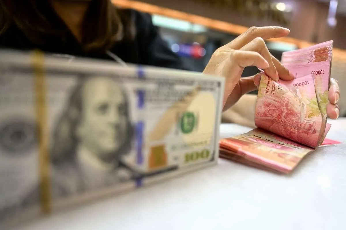 Rupiah Dibuka Melemah di Rp17.992 per Dolar AS, Pasar Waspadai Sentimen Global