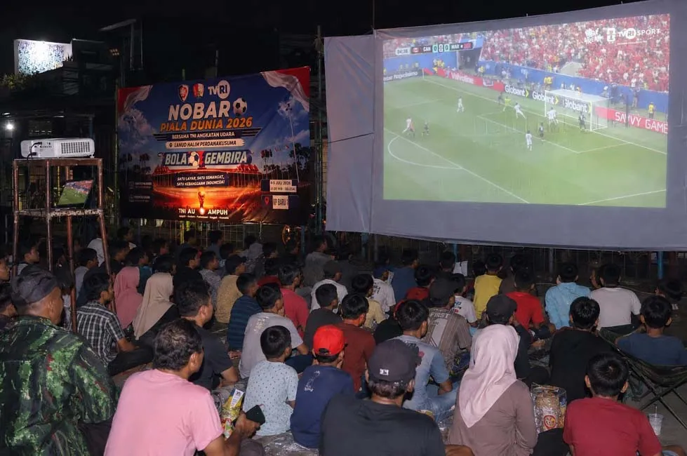 Kemanunggalan TNI dan Warga dalam Nobar Piala Dunia di Lanud Halim