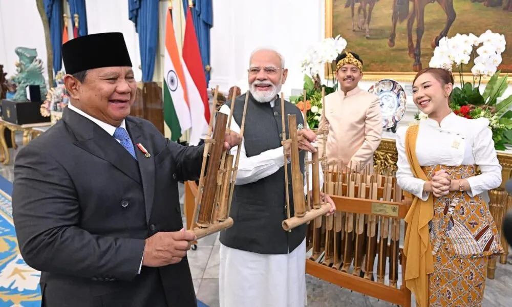 Presiden Prabowo Persembahkan Angklung kepada PM Narendra Modi dalam Diplomasi Budaya