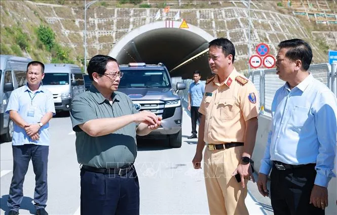 PM Pham Minh Chinh Tinjau Proyek Transportasi di Provinsi Quang Ngai dan Gia Lai