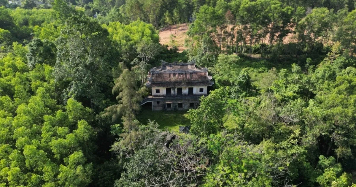 Rambu Larangan Ditempatkan di Vila Bersejarah Ngo Dinh Can di Hue