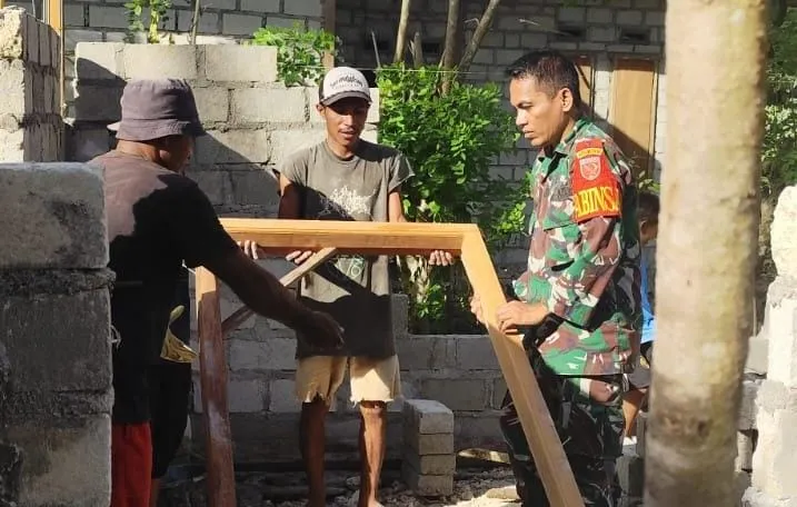 Babinsa dan Warga Gotong Royong Bangun Rumah di Hunitetu