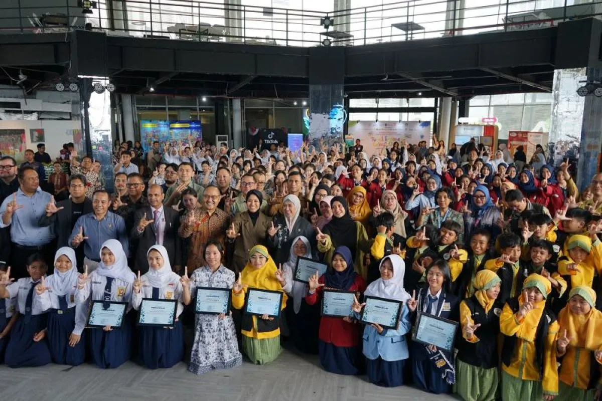 Komdigi dan Klinik Digital Luncurkan Buku Saku PP TUNAS dalam 20 Bahasa Daerah