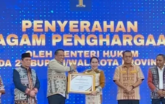 Bupati Sumba Barat Daya Terima Penghargaan Posbankum Nasional