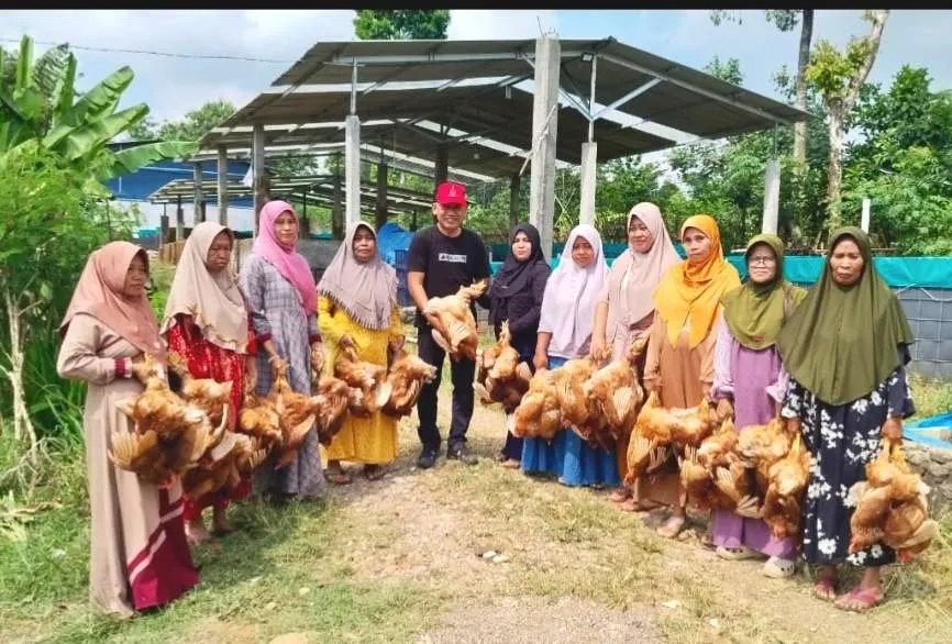 Junarso Salurkan Bantuan Ayam Petelur untuk Pemberdayaan Ekonomi Kube dan Difabel di Jepara