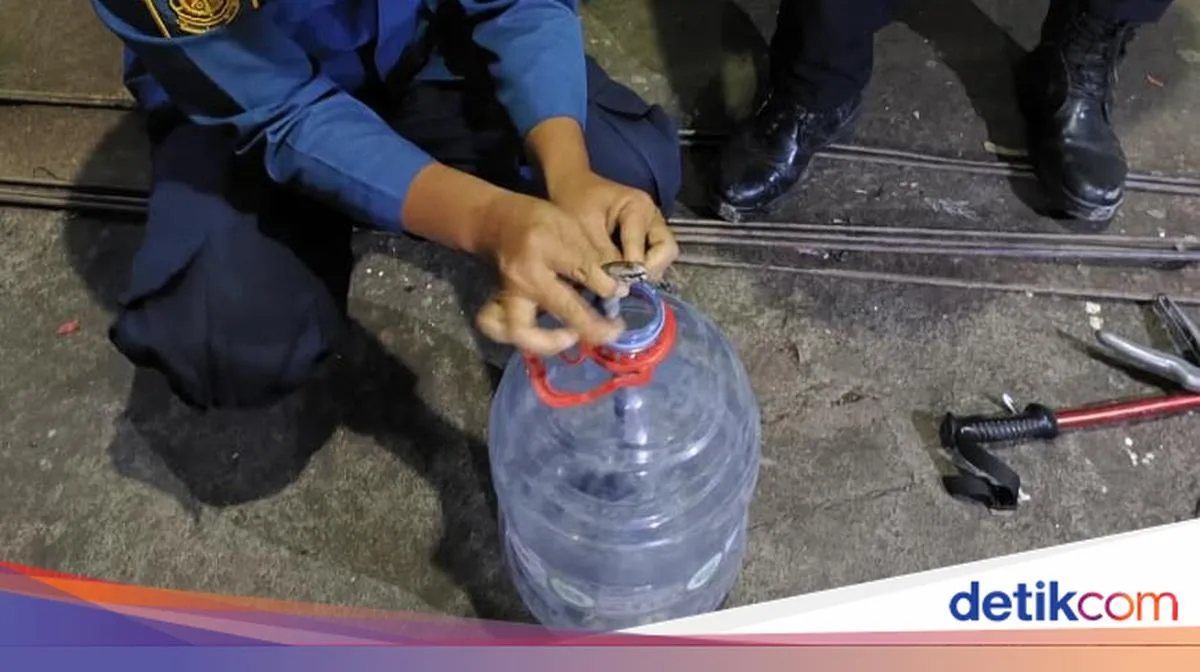Suara Mendesis dari Kulkas Bikin Kaget Warga Klaten, Ternyata Ada Kobra Kejepit