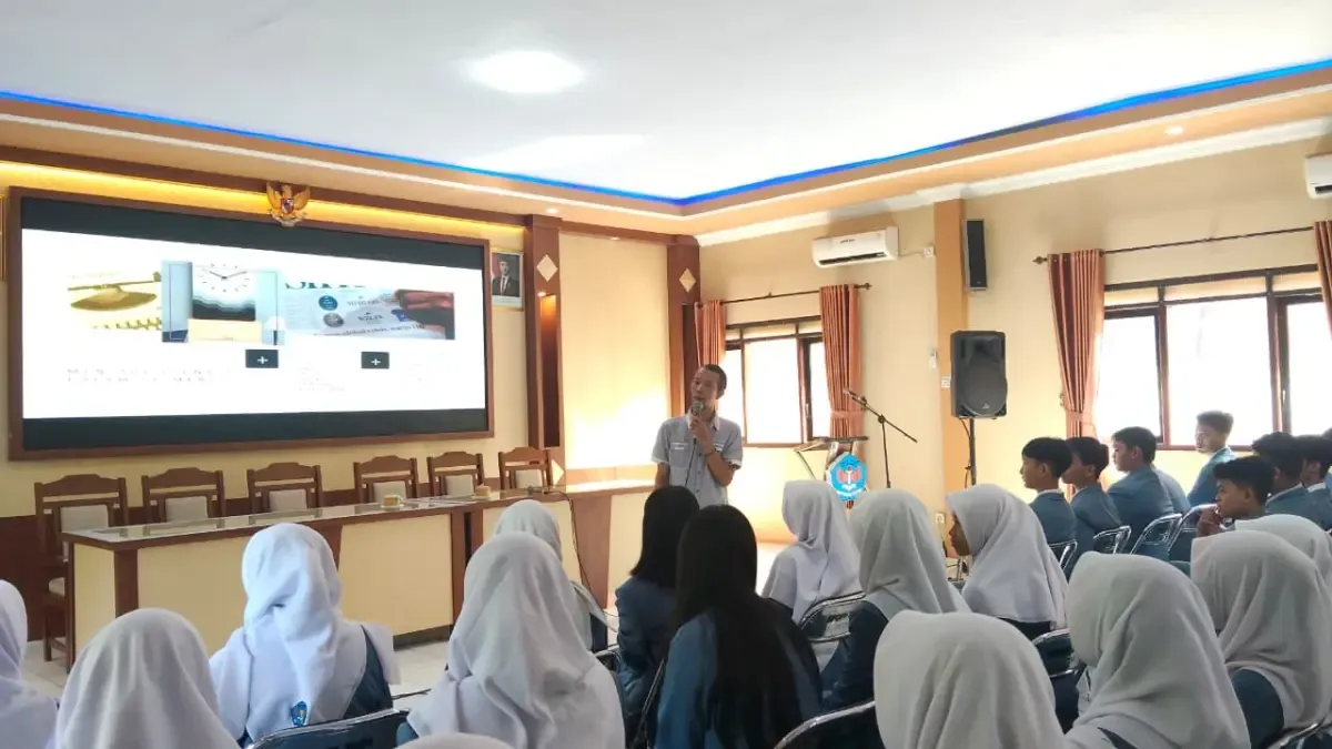 SMAN 1 Puri Gelar Program Jurnalis Mengajar dan Ciptakan Cover Halaman Koran Digital