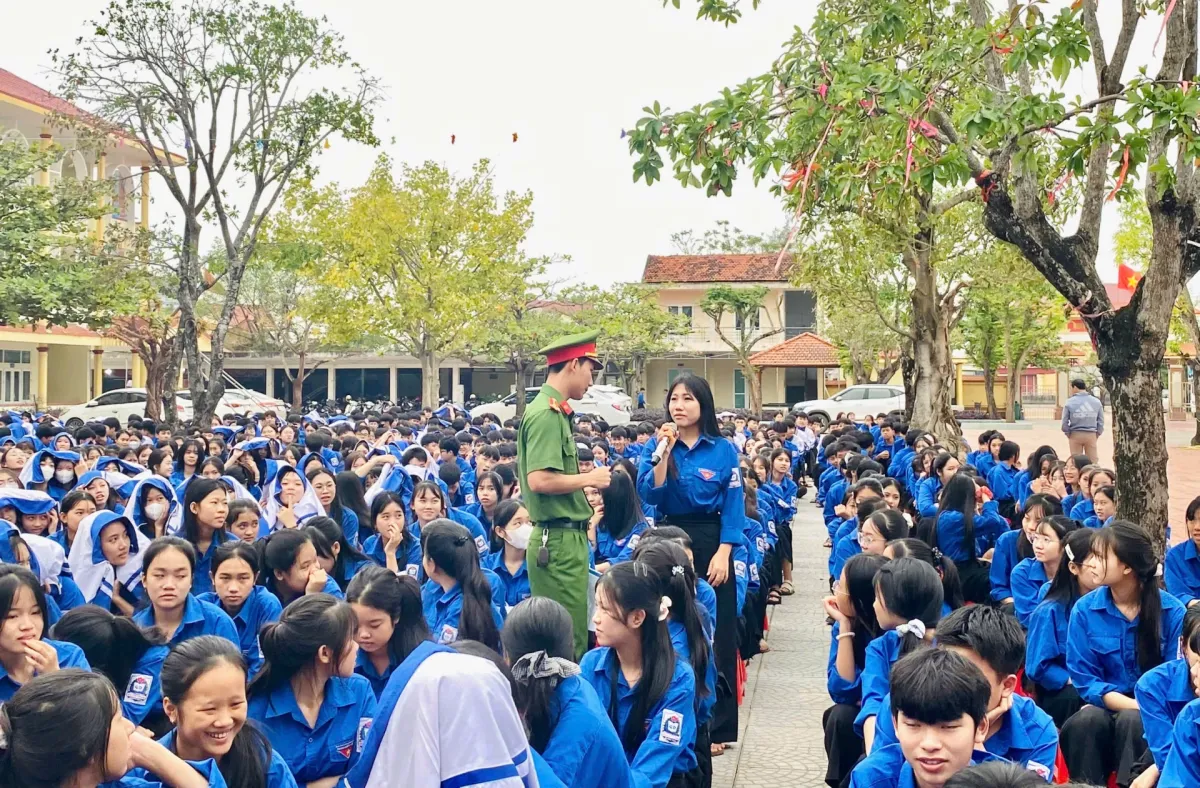 Menjaga Keamanan dan Ketertiban di Komune Phu Trach