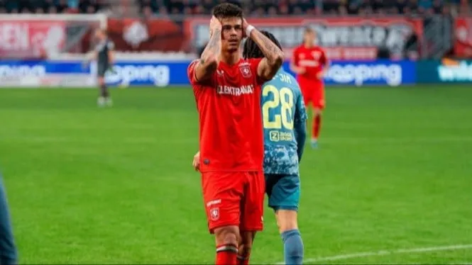 Mees Hilgers Terancam Didepak FC Twente Usai Mangkir Latihan