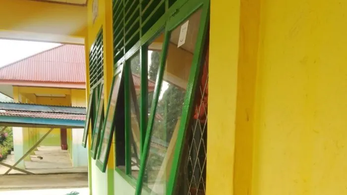 MIN 4 Tebo Lakukan Pengecatan Ulang Kusen dan Jendela Ruang Kantor Selama Libur Semester