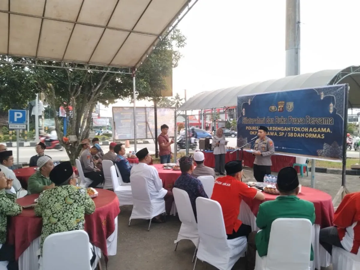 Polres Kukar Gelar Warung Berkah dan Buka Puasa Bersama Warga