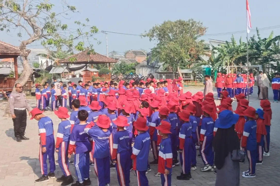 Latihan Baris-Berbaris Siswa SD Almadany Dipandu Polsek Kebomas