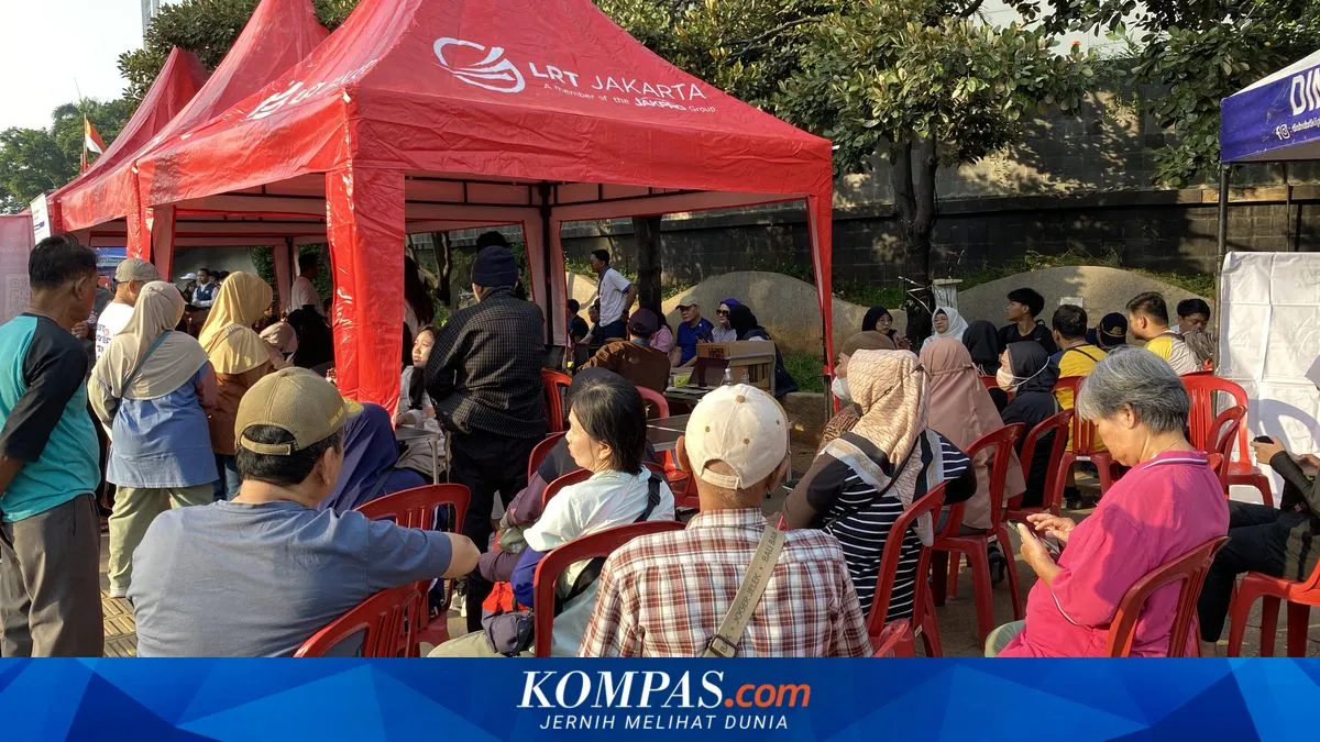 Lansia Antre untuk Dapatkan Kartu Transportasi Gratis di CFD