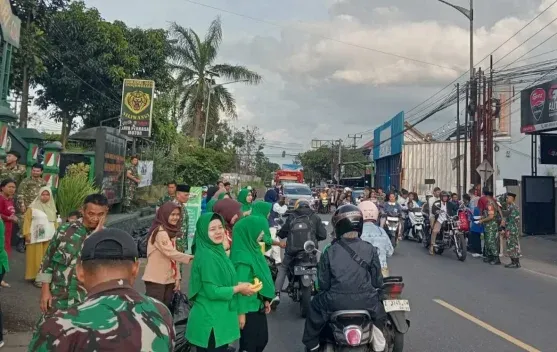 Koramil Tanjungsari Bagikan 4.500 Takjil untuk Pengendara Selama Ramadhan