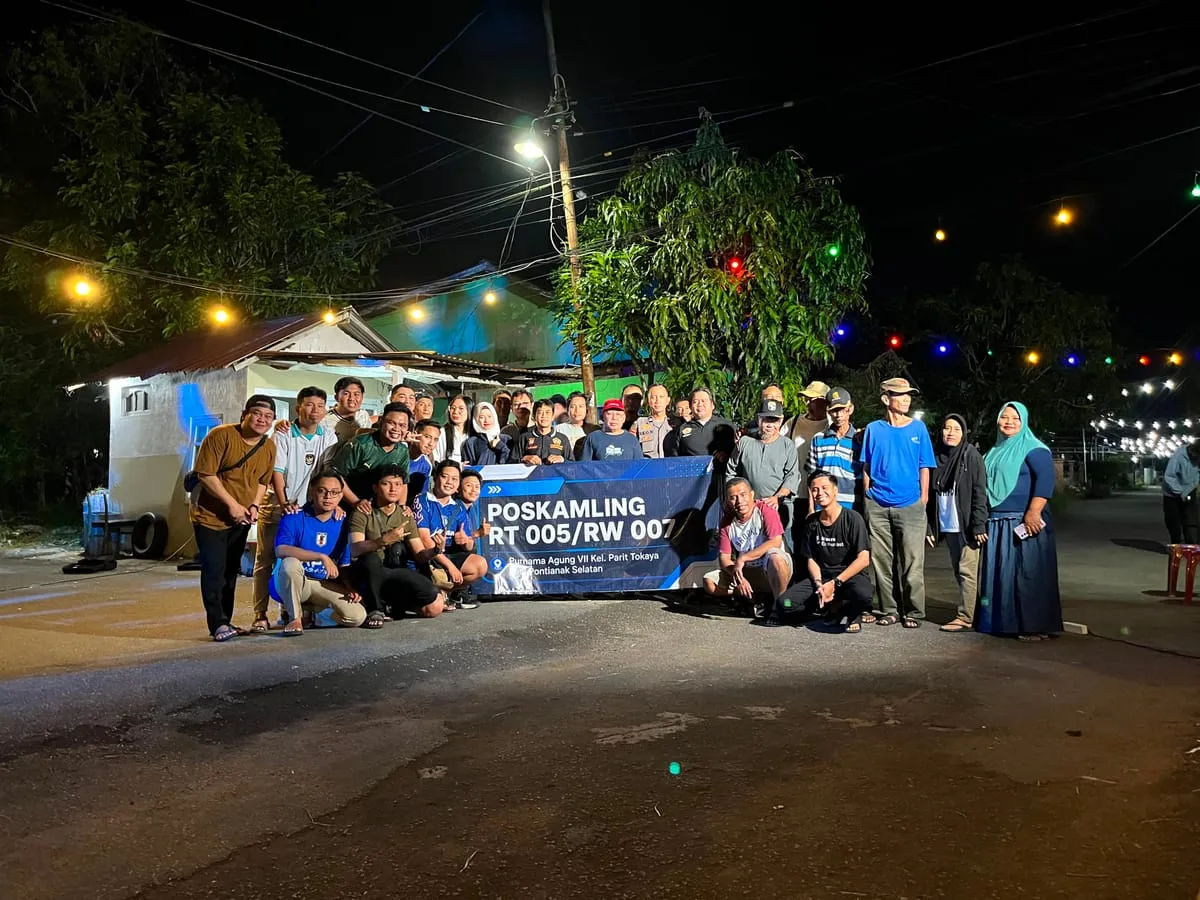 Bhabinkamtibmas dan Pokdarkamtibmas Sosialisasikan Siskamling di Parit Tokaya