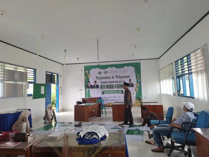 Panitia MTsN 4 Kerinci Lembur Siapkan Dekorasi Perpisahan Kelas IX
