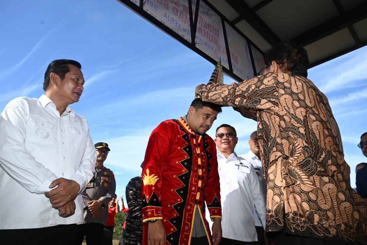 Bobby Nasution Diterima Hangat Warga di Bandara Binaka dalam Agenda Berkantor di Kepulauan Nias
