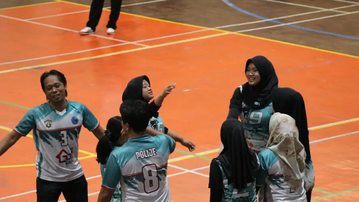 Tim Voli Putri AKPK Menang atas Jurusan Peternakan di Laga Pembuka Lomba Voli HUT ke-81 RI di Polije