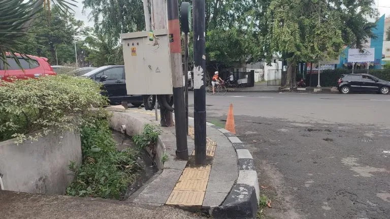 Jalur Pedestrian Disabilitas di Semarang Dinilai Tidak Aman