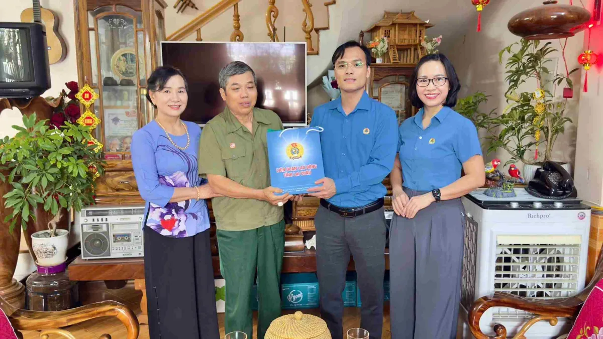 Federasi Serikat Buruh Provinsi Lai Chau Kunjungi Keluarga Veteran dan Martir
