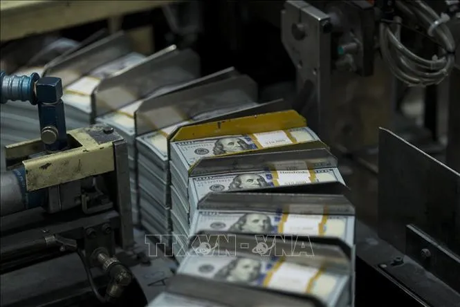 Dolar AS Berfluktuasi di Tengah Ketegangan Timur Tengah