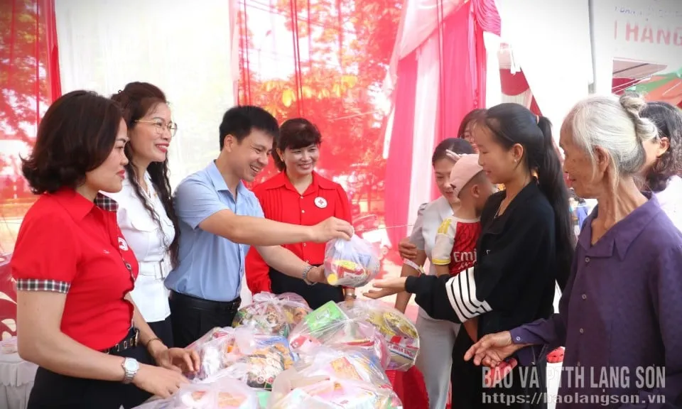 Pasar Kemanusiaan di Komune Bac Son