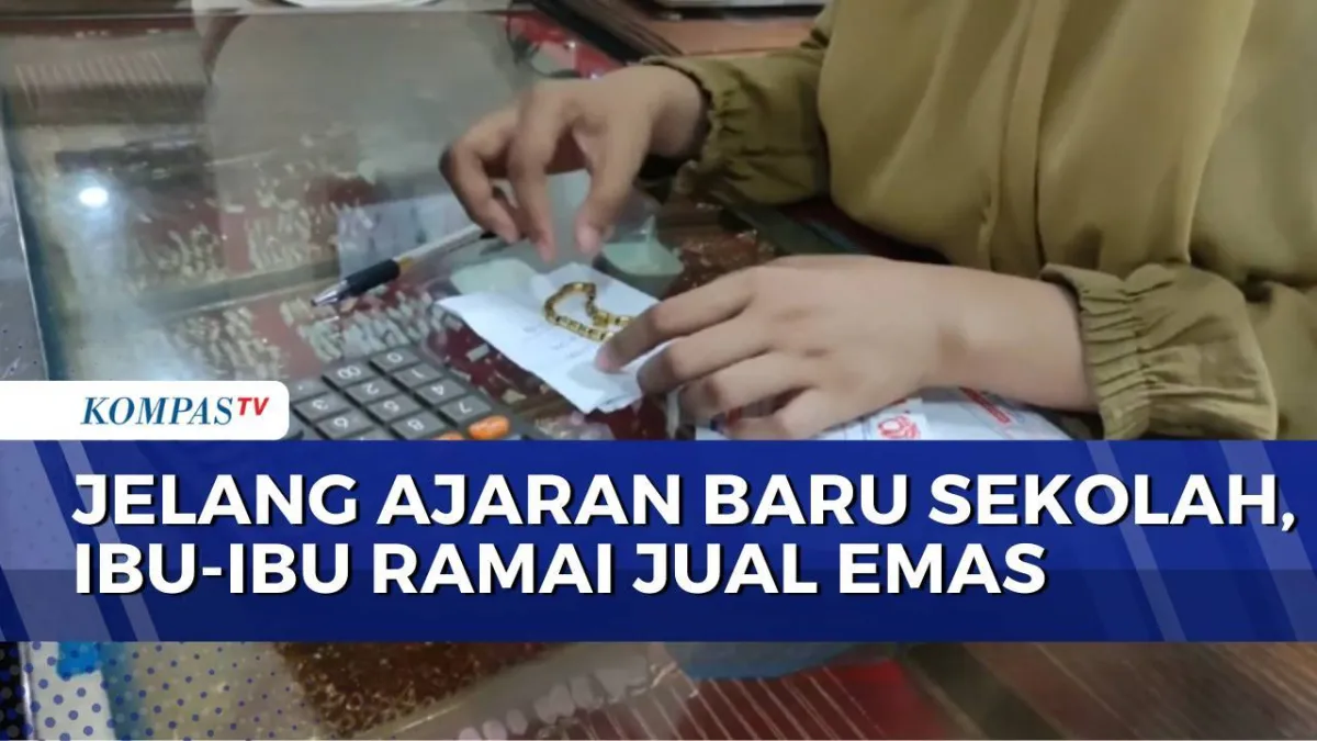 Ibu-Ibu Jual Emas untuk Kebutuhan Sekolah Anak Jelang Ajaran Baru
