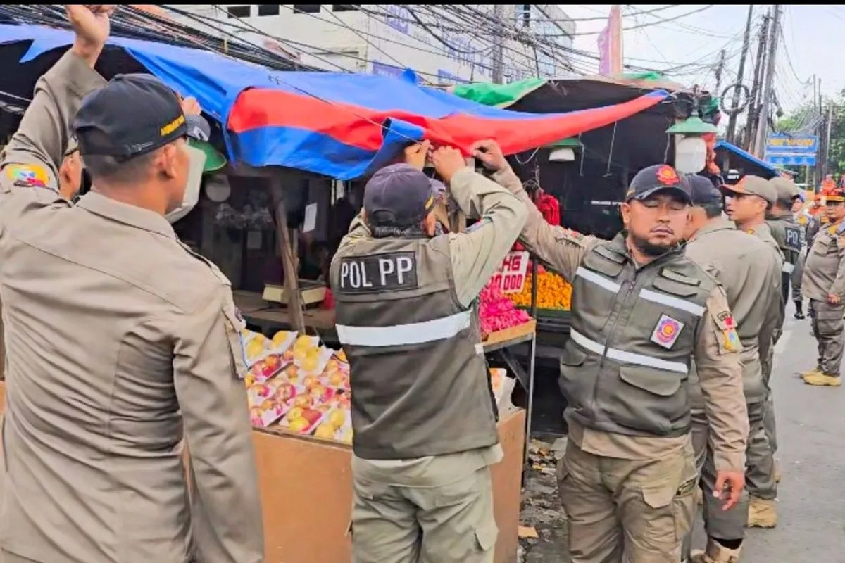 Ketegangan Meletus dalam Penertiban PKL di Kramat Jati
