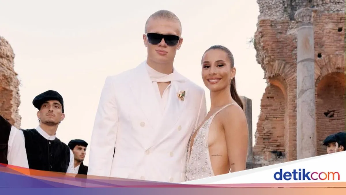 Erling Haaland Tampil Memukau di Fashion Show Bersama Pacar