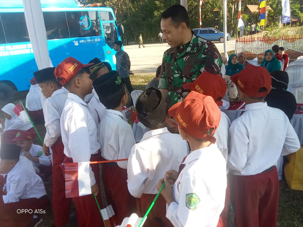 Pembukaan TMMD Reguler ke-129 di Desa Cukil Disambut Antusias Siswa SD