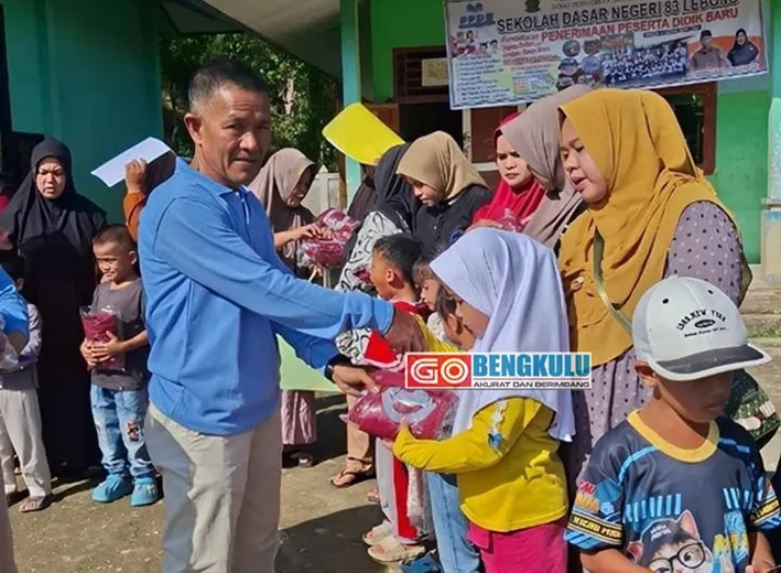 SDN 83 Lebong Gratiskan Baju Olahraga untuk Siswa Baru