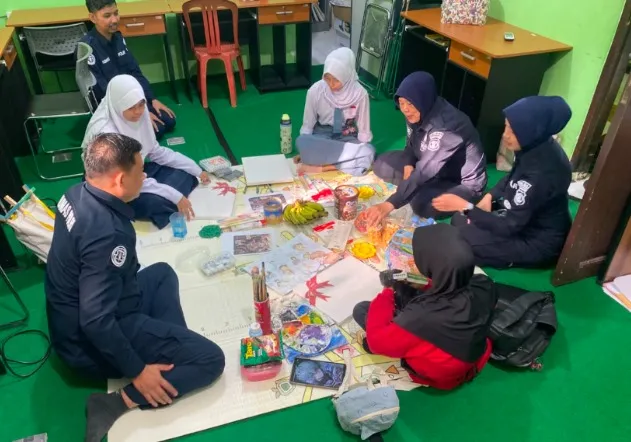Bidhumas Polda Kaltim Dampingi Siswa Difabel dalam Lomba Melukis Kreatif