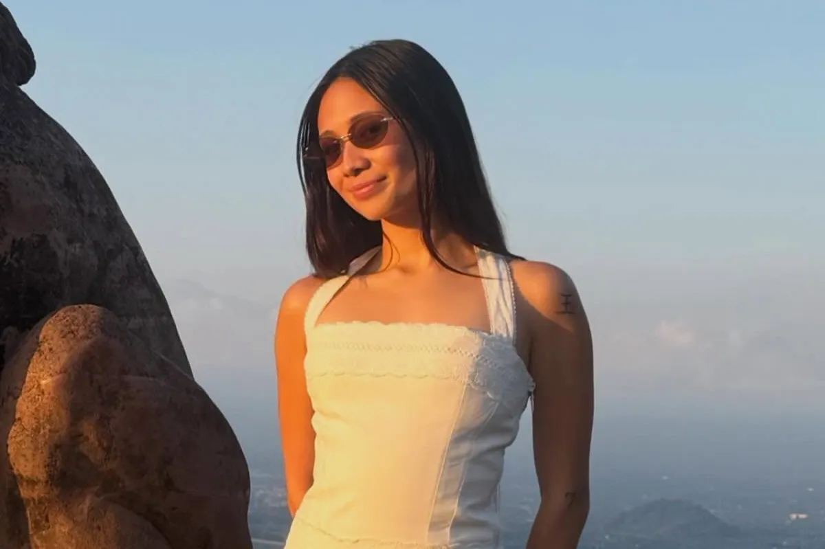 NIKI Menikmati Keindahan Candi Borobudur Sebelum Konser di Yogyakarta