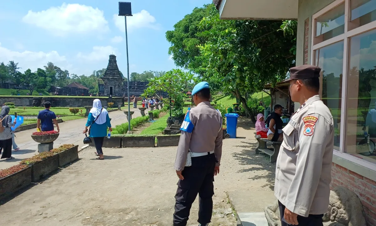 Polsek Nglegok Himbau Kamtibmas di Candi Penataran untuk Pengunjung