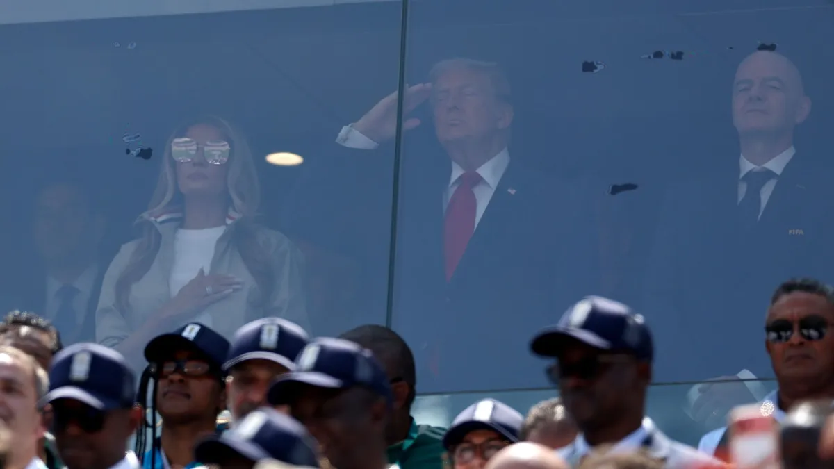 Kontroversi Penyerahan Trofi Piala Dunia kepada Donald Trump di Final