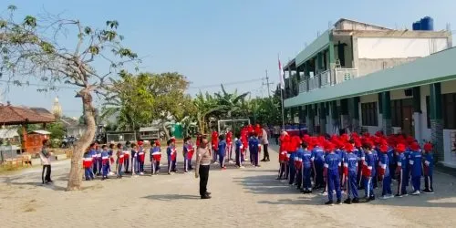 Latihan Baris-berbaris SD Almadany Tanamkan Disiplin Sejak Dini